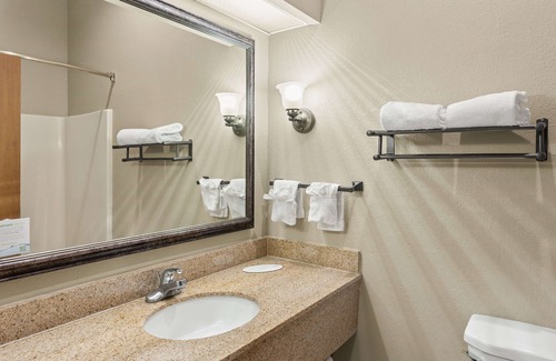 Hillcrest Hotel | Baymont by Wyndham Lawrence