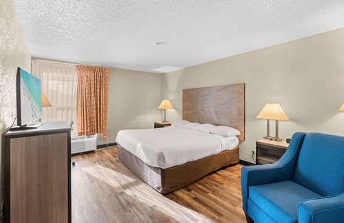 Hillcrest Hotel | Baymont by Wyndham Lawrence