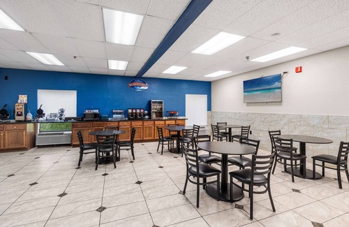 Hillcrest Hotel | Baymont by Wyndham Lawrence