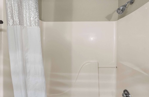 Hillcrest Hotel | Baymont by Wyndham Lawrence