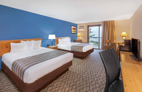 St Ignace Hotel | Baymont by Wyndham St. Ignace Lakefront