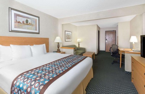 Waterloo Hotel | Baymont by Wyndham Waterloo