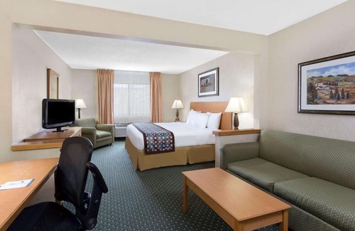 Waterloo Hotel | Baymont by Wyndham Waterloo
