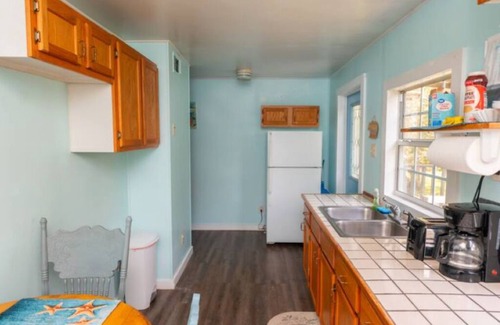 Shoreline Park House | Bayou Canal Cozy Apartment W/Boat Dock