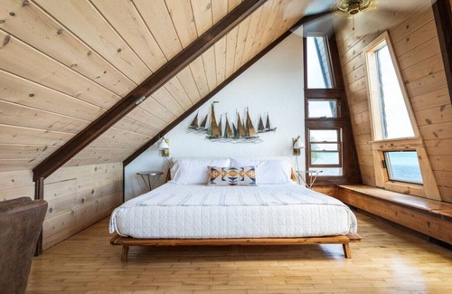 Suttons Bay Cottage | Bayshore Boathouse-Waterfront home on West Bay
