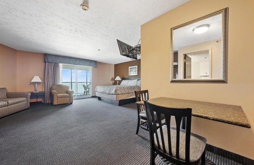 Put-in-Bay Hotel | BayShore King Suite #216