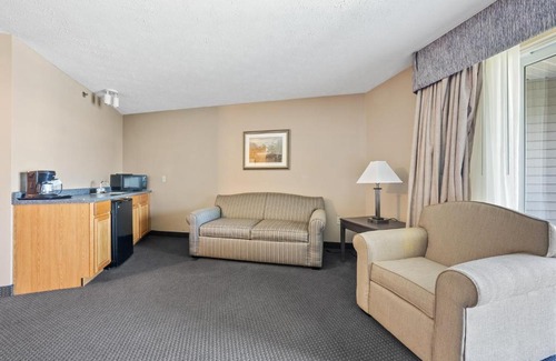 Put-in-Bay Hotel | BayShore King Suite #216