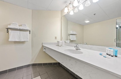 Put-in-Bay Hotel | BayShore King Suite #216