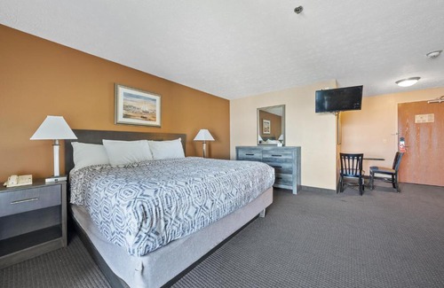 Put-in-Bay Hotel | BayShore King Suite #216