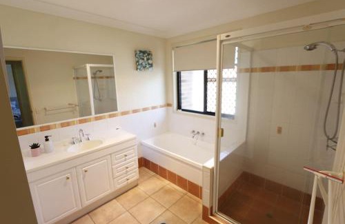 Rothwell House | Bayside Bliss 8 Sleeper Family Escape