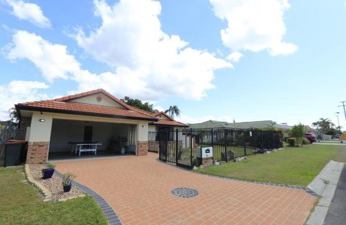 Rothwell House | Bayside Bliss 8 Sleeper Family Escape