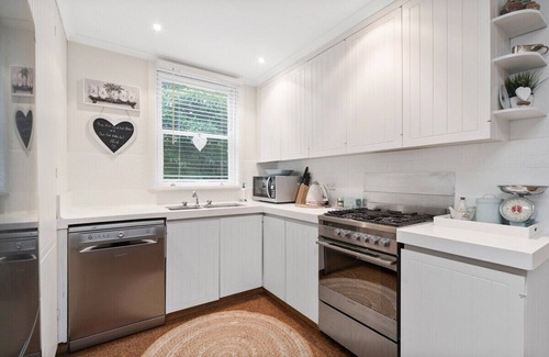 Mornington House | Bayside Cottage | 100m Beach | Stroll to Main St