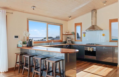 Corinella House | Bayside Oceanview Getaway