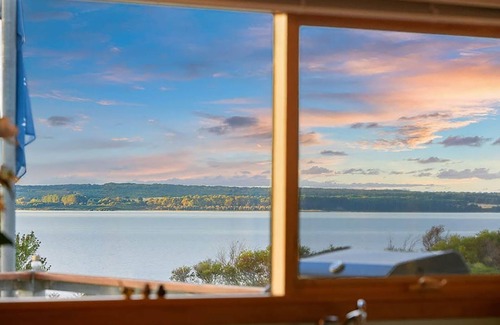 Corinella House | Bayside Oceanview Getaway