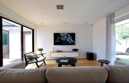 Frankston House | Bayside Retreat near beach and Frankston centre