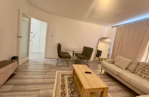Bayswater Apartment | Bayswater Luxe Hyde Park 2BR Retreat