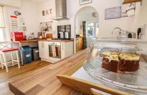 Totland Bay Cottage | BAYTREE COTTAGE, pet friendly, with open fire in Totland