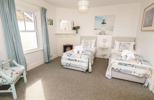 Totland Bay Cottage | BAYTREE COTTAGE, pet friendly, with open fire in Totland