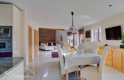 Holworth Cottage | BAYTREE LODGE, pet friendly, luxury holiday cottage in Osmington
