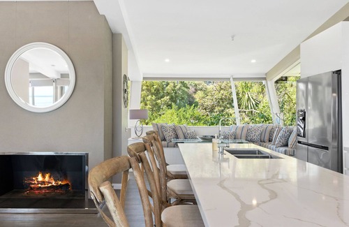 Mornington House | Bayview Luxury - Main St & Beach , Cosy Fireplace