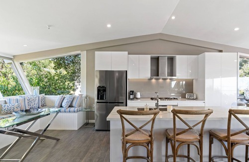 Mornington House | Bayview Luxury - Main St & Beach , Cosy Fireplace