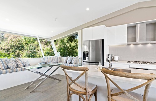 Mornington House | Bayview Luxury - Main St & Beach , Cosy Fireplace
