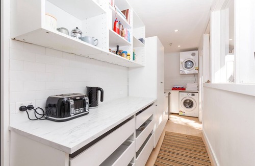 Bayview House | Bayview on Pittwater, beaches, golf course, cafes, great walks & dog park.
