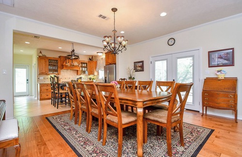 Brenham House | BBB 23 acre Ranch, Designer TX chic, 5 min. Brenham, 10 min. Lake Sommerville