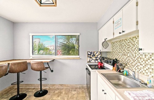Treasure Island Hotel | 🐚BBR #10, Steps to the Beach, HTD Pool, Lrg Rm w/Living Rm, Kitchen & 4 Beds!