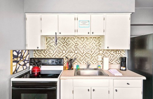 Treasure Island Hotel | 🐚BBR #10, Steps to the Beach, HTD Pool, Lrg Rm w/Living Rm, Kitchen & 4 Beds!