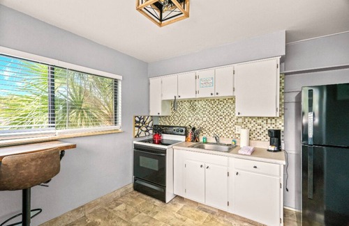Treasure Island Hotel | 🐚BBR #10, Steps to the Beach, HTD Pool, Lrg Rm w/Living Rm, Kitchen & 4 Beds!