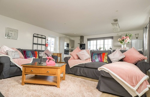 Truro Cottage | BE OUR GUEST COTTAGE, pet friendly, country holiday cottage in Truro