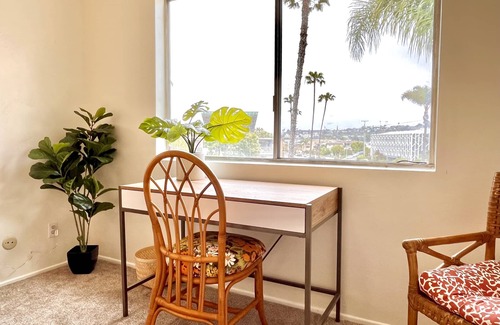 Point Loma Heights Condo | Beach 1BR Retro Tiki Condo Pool + Parking Balcony King Bed Top Floor