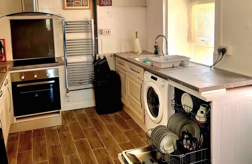 Penmaenmawr House | BEACH 4min walk SNOWDONIA border 4-bed Dog&Family friendly VILLA CONWAY Brough