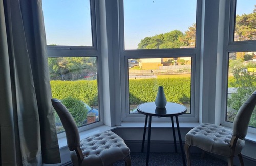 Penmaenmawr House | BEACH 4min walk SNOWDONIA border 4-bed Dog&Family friendly VILLA CONWAY Brough