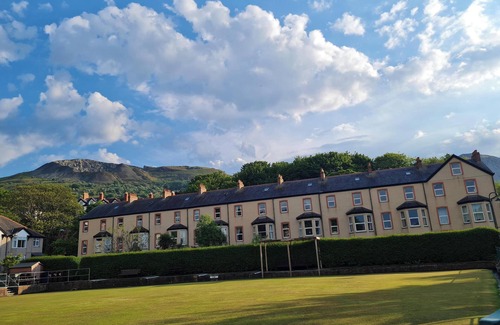 Penmaenmawr House | BEACH 4min walk SNOWDONIA border 4-bed Dog&Family friendly VILLA CONWAY Brough