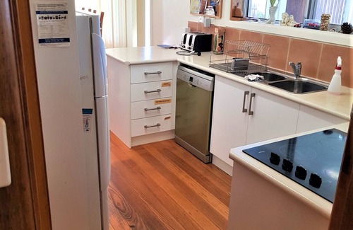 Portarlington House | Beach 650m, town center 450m. Pet & child friendly backyard with undercover deck