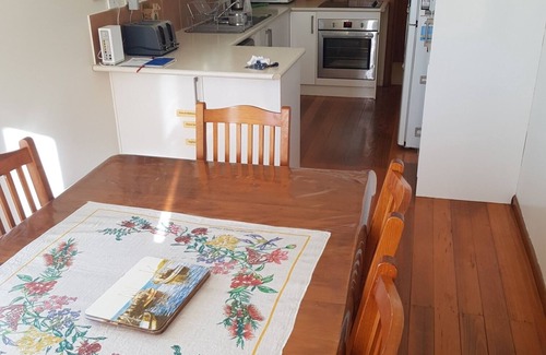Portarlington House | Beach 650m, town center 450m. Pet & child friendly backyard with undercover deck