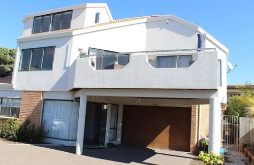 Mount Maunganui House | Beach access across road. Safe Patrolled beach. All day sun. Relaxed Vibe.