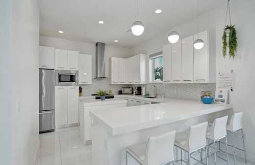 Pompano Beach House | BEACH ACCESS MODERN TOWNHOUSE! Pool, Spa and Gym!