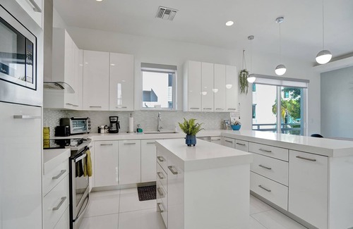 Pompano Beach House | BEACH ACCESS MODERN TOWNHOUSE! Pool, Spa and Gym!