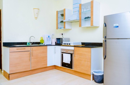 Diani Beach Apartment | Beach access, swimming pools, parking, gym, lifts, WIFI, Smart TV, Netflix.
