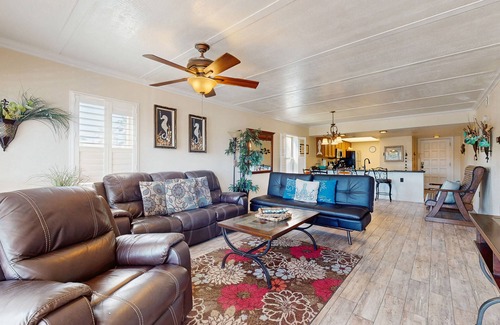 South Padre Island Condo | Beach-Adjacent Condo with Pool - Easy Access to Shops & Resturants