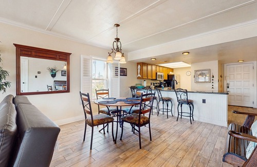 South Padre Island Condo | Beach-Adjacent Condo with Pool - Easy Access to Shops & Resturants