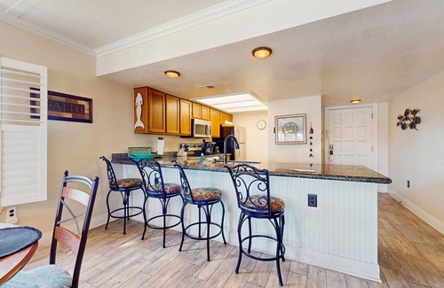 South Padre Island Condo | Beach-Adjacent Condo with Pool - Easy Access to Shops & Resturants