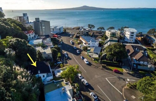 Kohimarama Apartment | BEACH almost on your doorstep! Avail longer term
