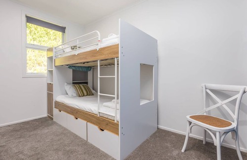 Kohimarama Apartment | BEACH almost on your doorstep! Avail longer term