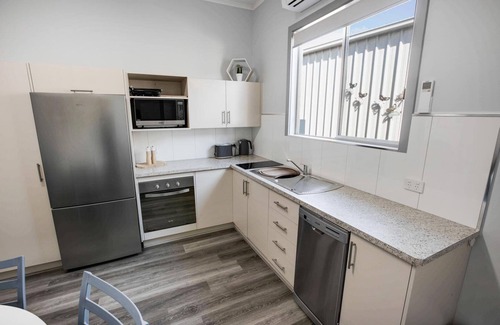 Lakes Entrance House | Beach and Lakes Cottage B - Located just 300m the footbridge to 90-mile beach