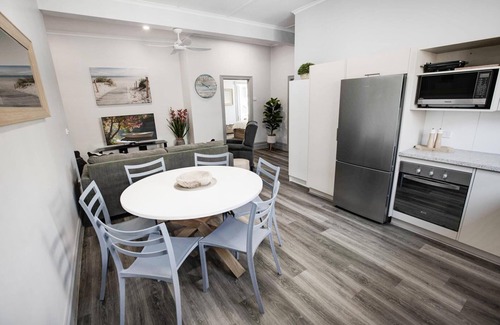 Lakes Entrance House | Beach and Lakes Cottage B - Located just 300m the footbridge to 90-mile beach