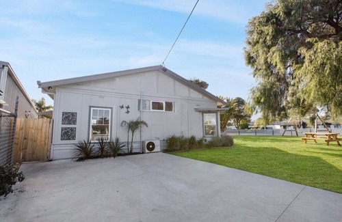 Lakes Entrance House | Beach and Lakes Cottage B - Located just 300m the footbridge to 90-mile beach
